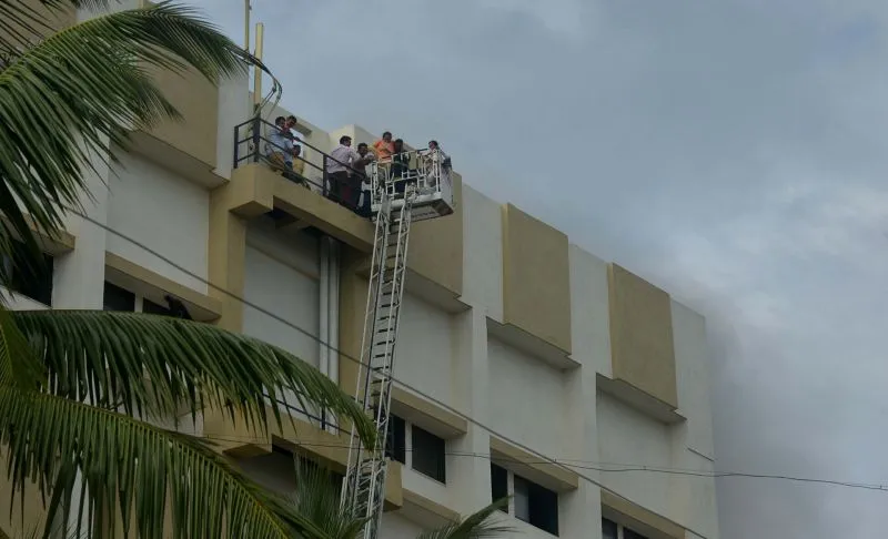 मुंबई की एमटीएनएल बिल्डिंग में लगी आग 84 लोगों को सकुशल निकाला गया बाहर