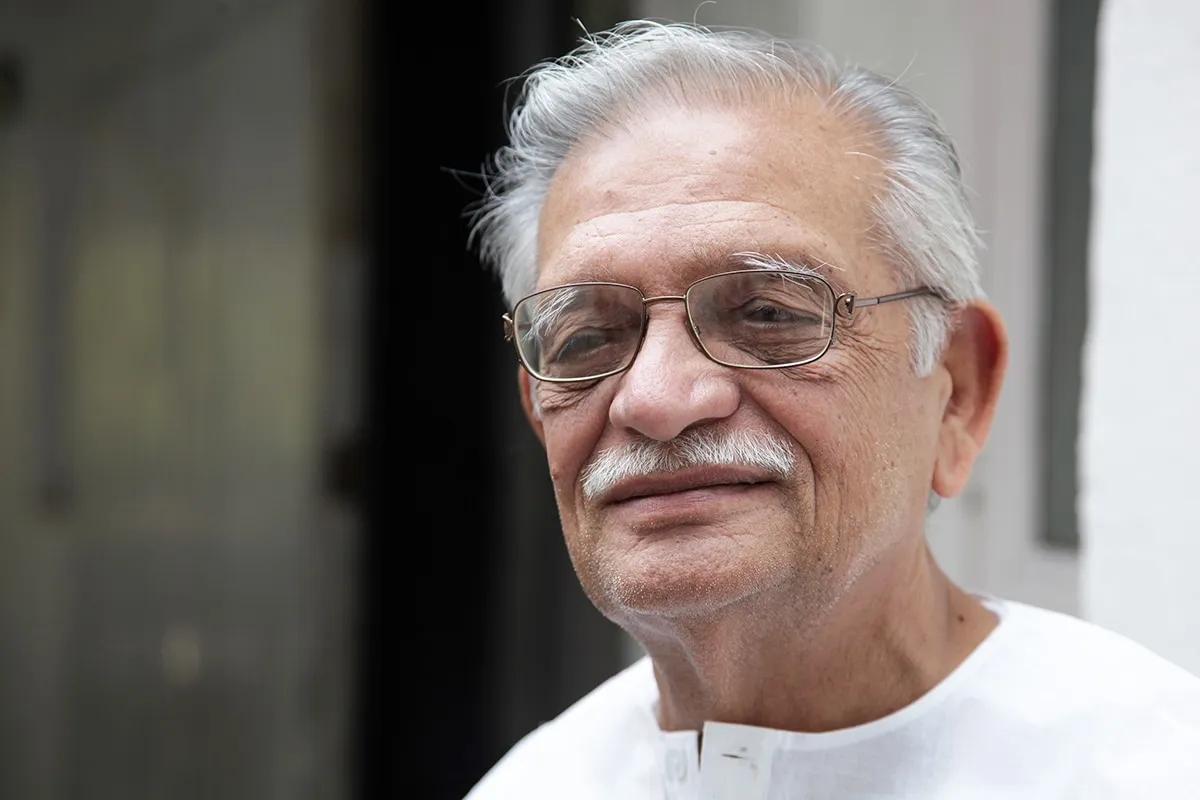 Bollywood famous lyricist Gulzar Birthday, Know interesting facts about the  actor | पिता डांटते तो पड़ोसी के घर पर करते थे लिखने की प्रैक्टिस, स्ट्रगल  के दौर में मैकेनिक थे Gulzar!