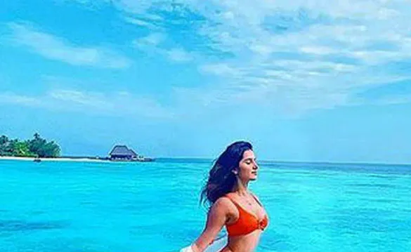 तारा सुतारिया की रेड बिकिनी में वायरल हुई तस्वीर