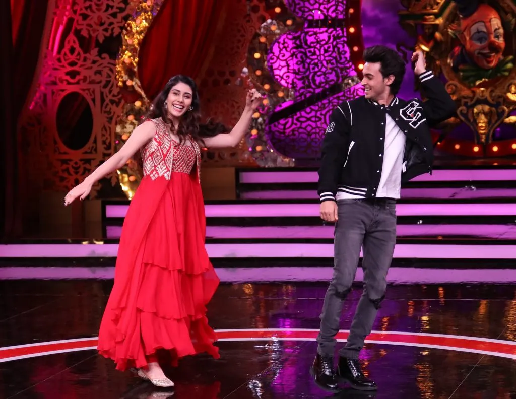 Warina Hussain and Aayush Sharma dancing on Comedy Circus