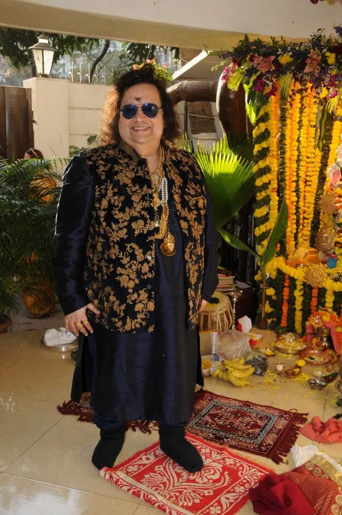 बप्पी लाहिड़ी ने अपने घर आयोजित की सरस्वती पूजा शामिल हुए सितारे