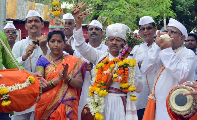 भगवान विठ्ठल मंदिर में आषाढ़ी एकादशी के अवसर पर बिंदी जुलूस में भाग लेते हुए भक्त