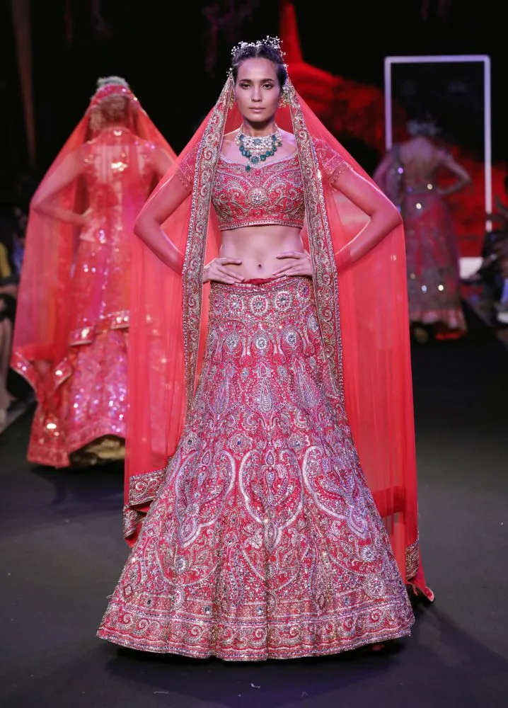 FDCI इंडिया कॉट्योर वीक 2019 में सुनीत वर्मा ने दिखाया अपना नया कलेक्शन अमारा