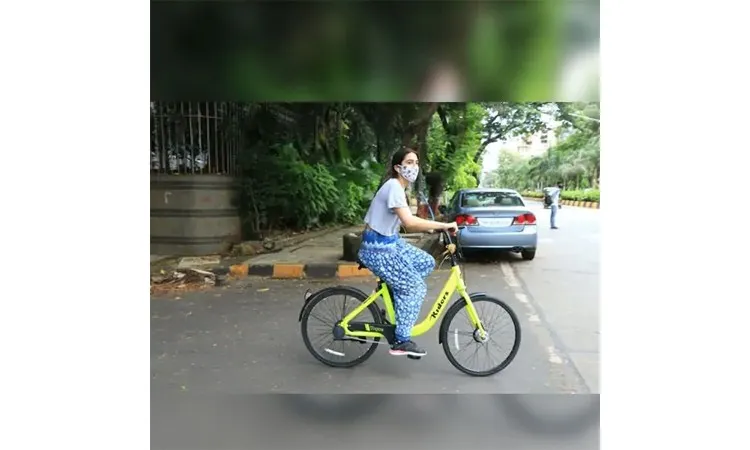 मुंबई की सड़कों पर मास्क पहनकर सारा अली खान ने की साइकलिंग, वीडियो वायरल
