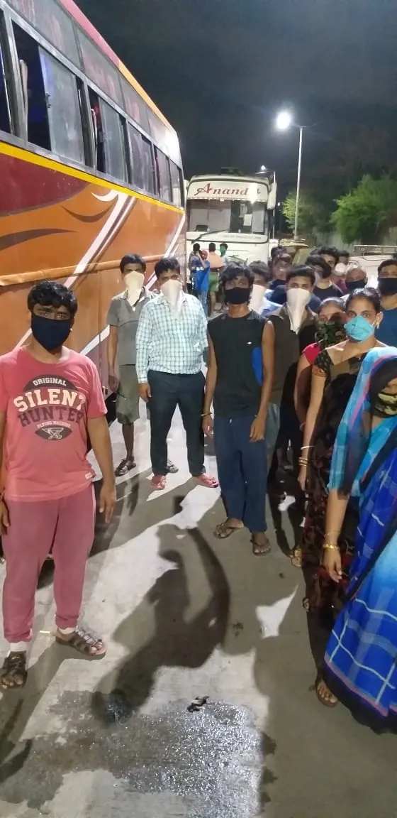 अभिनेता मनीष पॉल ने 40 प्रवासी प्रवासी श्रमिकों अपने घर जाने में की सहायता ।