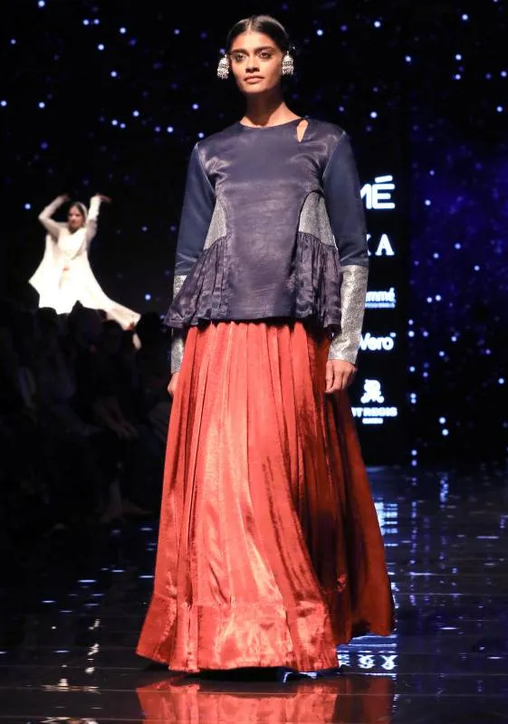मृणाल ठाकुर ने लैक्मे फैशन वीक विंटर/फेस्टिव 2019 में लॉन्च किया अवारन कलेक्शन