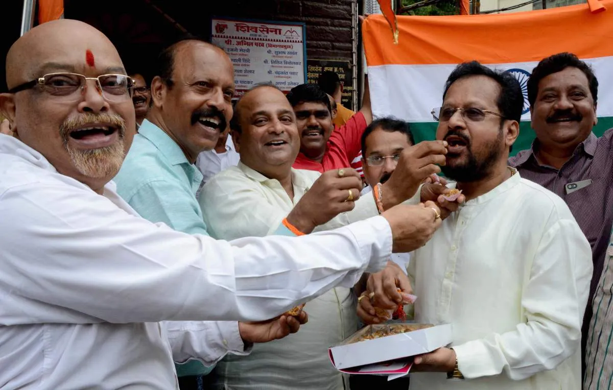 शिवसेना के कार्यकर्ताओं ने जम्मू और कश्मीर पर 370 को खत्म करने के लिए सरकार के फैसले का जश्न मनाया