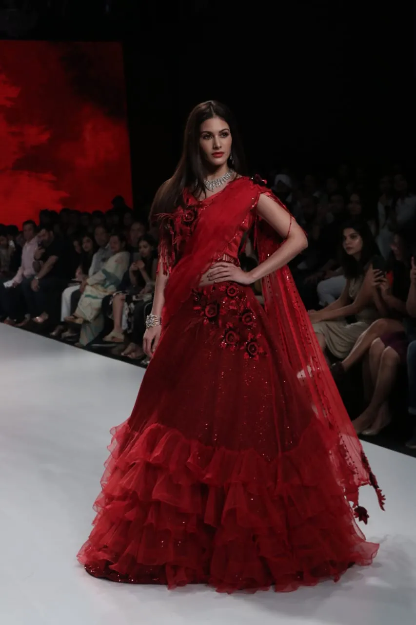 अमायरा दस्तूर, बॉम्बे टाइम्स फैशन वीक में डिज़ाइनर फरहा सैयद के लिए शोस्टॉपर बनी