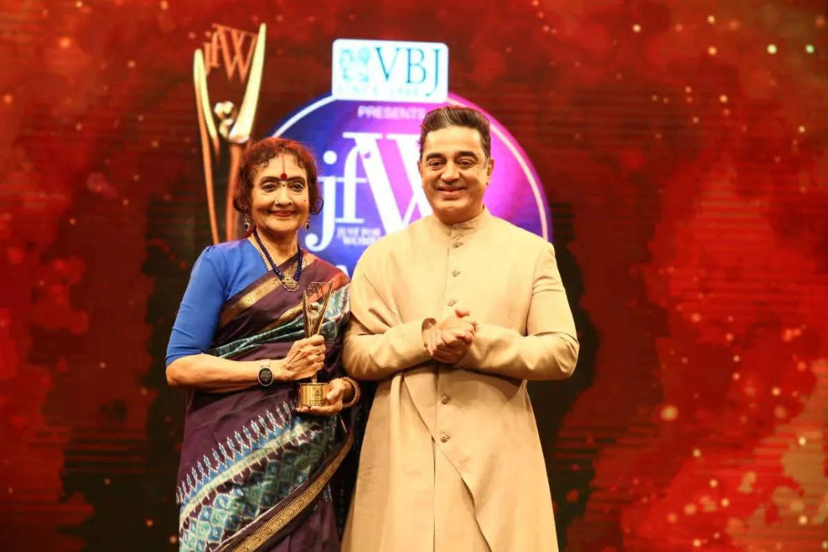 कमल हासन ने प्रसिद्ध अभिनेत्री नृत्यांगना वैजयंतीमाला बाली को लाइफटाइम अचीवमेंट अवार्ड से सम्मानित किया