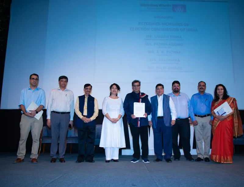 व्हिस्लिंग वुड्स इंटरनेशनल स्टूडेंट्स ऑफ़ द म्यूज़िक डिपार्टमेंट के छात्रों को इलेक्शन कमीशन ऑफ़ इंडिया गणमान्य द्वारा सम्मानित किया गया