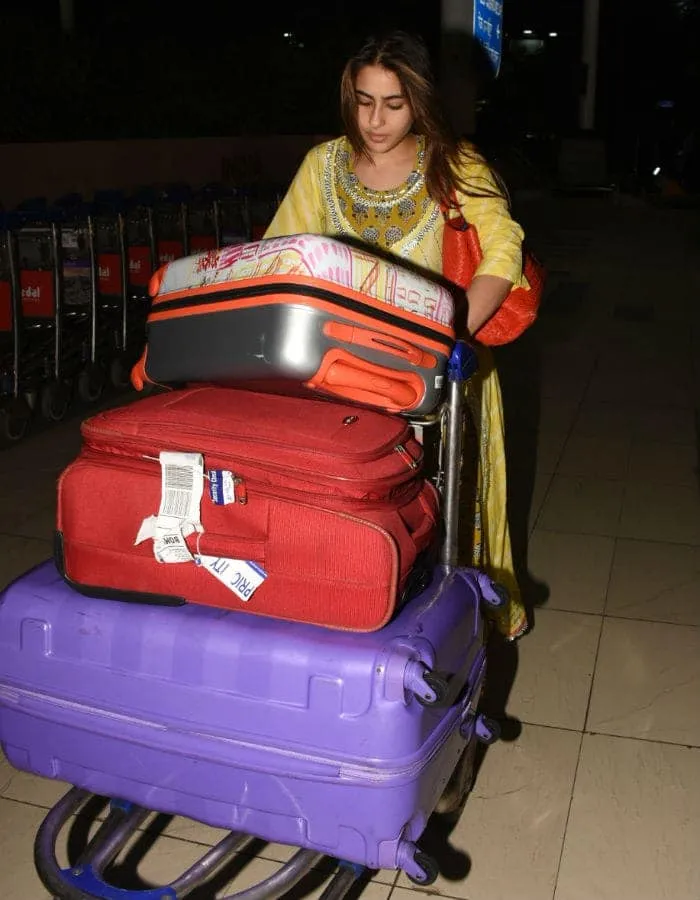एयरपोर्ट पर खुद अपना सामान ले जाती दिखीं सारा अली खान, ऋषि कपूर ने कही ये बात