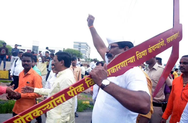 शिवसेना अध्यक्ष उद्धव ठाकरे पार्टी कार्यकर्ताओं के साथ बीमा कंपनियों के खिलाफ मुंबई में किसानों के प्रीमियम दावों के लिए विरोध रैली में भाग लिया