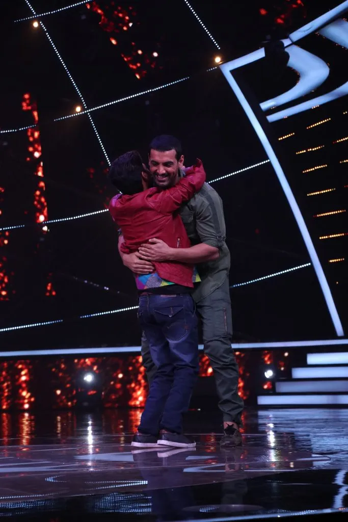 John Abraham hugs Salman Ali on Indian Idol 10