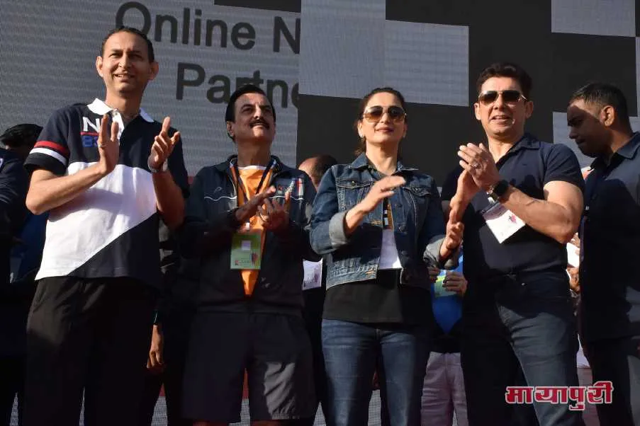 जुहू हाफ मैराथन में धावकों को प्रोत्साहित करने पहुंचे माधुरी दीक्षित  और उनके पति डॉ. श्री राम नेने