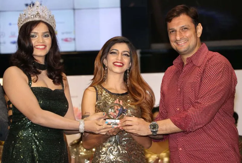 सेलेब्स ने मिस और मिसेज टियारा इंडिया के सेमीफाइनल में ठाणे के लैंडमार्क कार्स में शिरकत की 