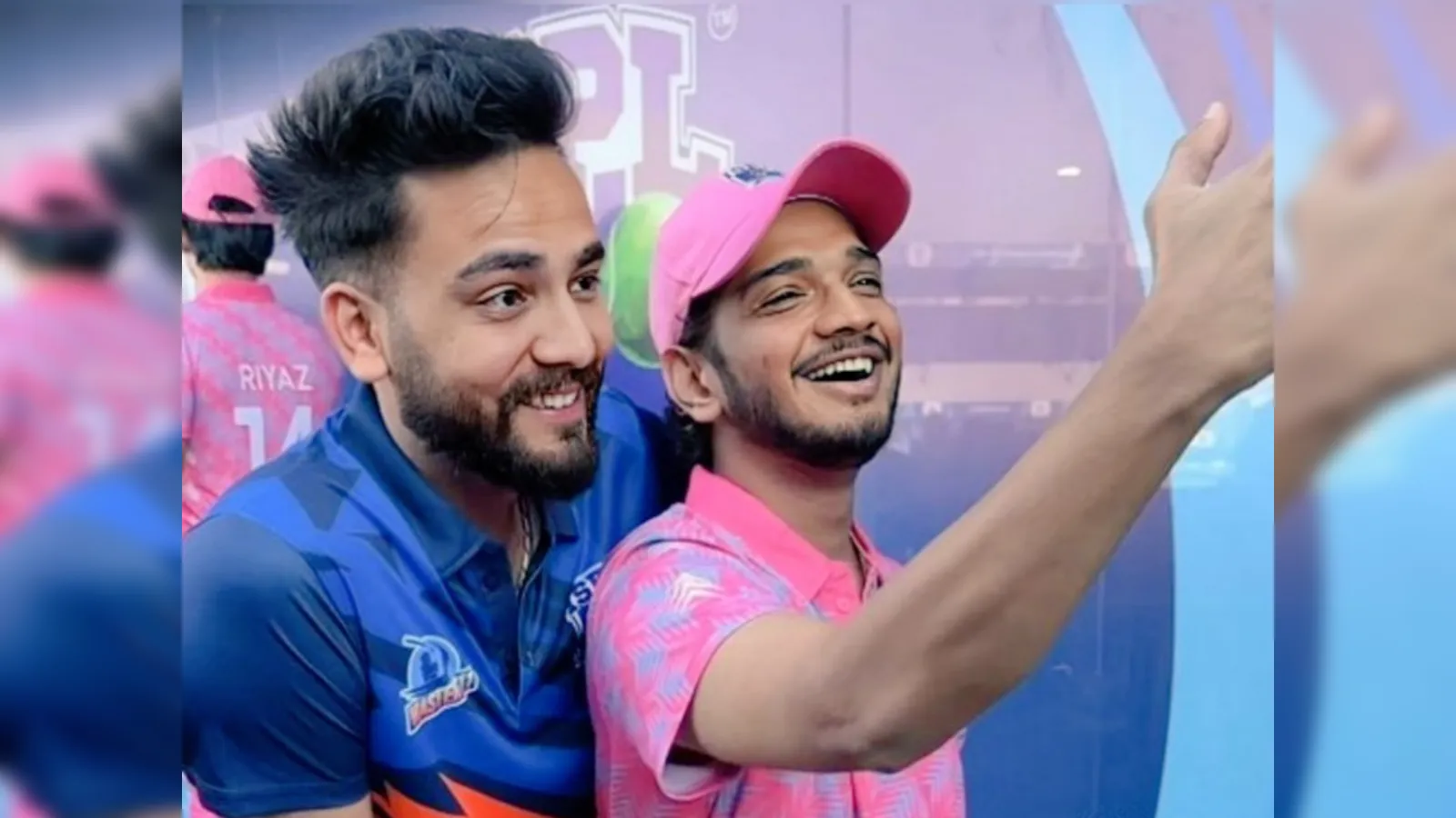 elvish yadav: 'Bigg Boss' winners Elvish Yadav and Munawar Faruqui share  laughs at ISPL opening after past spat - The Economic Times