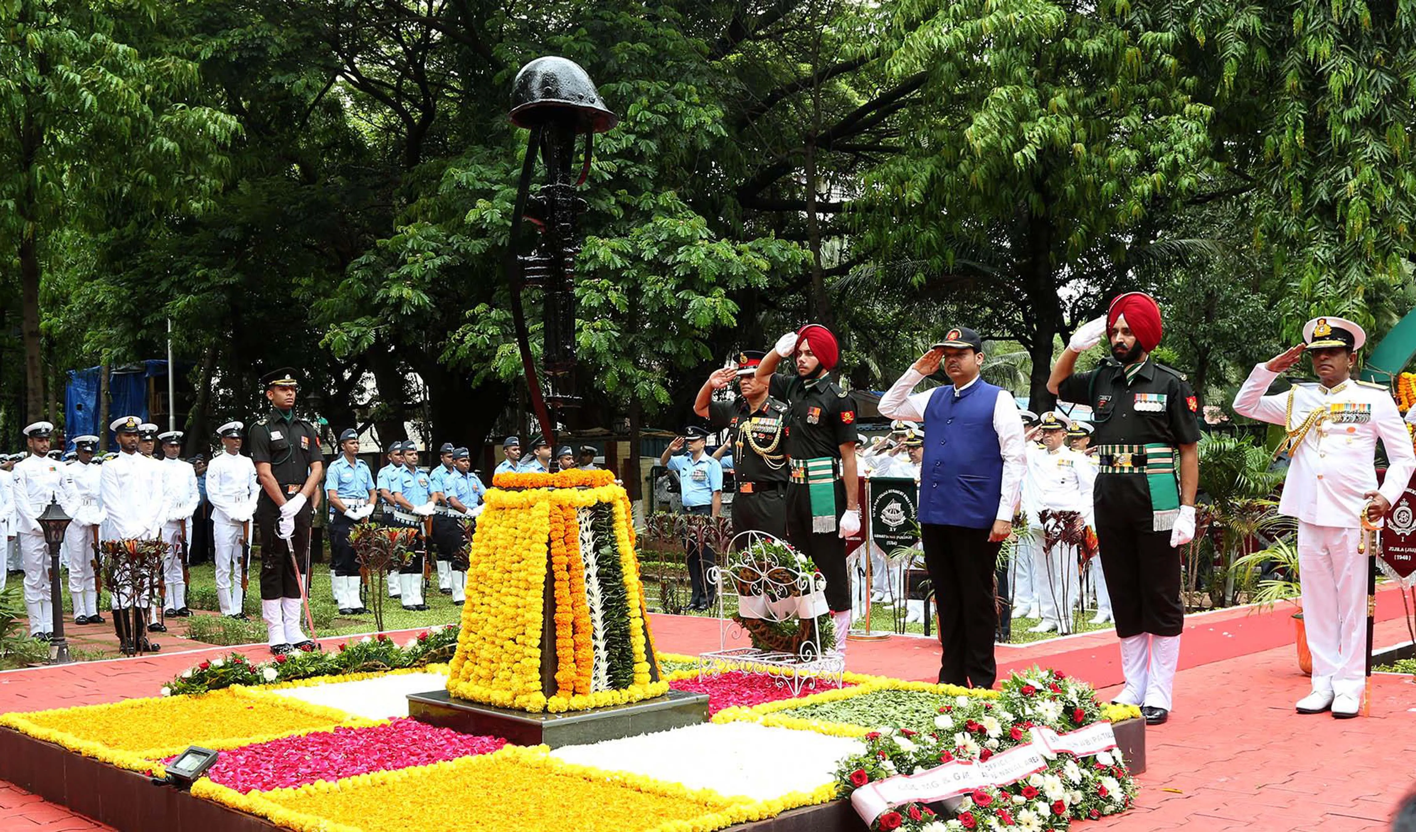कारगिल विजय दिवस के 20 साल पूरे होने के मौके पर महाराष्ट्र के मुख्यमंत्री देवेंद्र फडणवीस ने शहीद स्मारक पर शहीदों को श्रद्धांजलि दी
