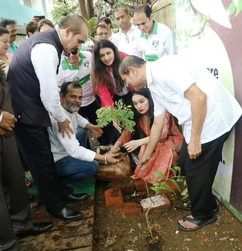 चिल्ड्रन वेलफेयर सेंटर स्कूल वृक्षारोपण और पर्यावरण जागरूकता रैली में शामिल हुए बॉलीवुड के सितारे