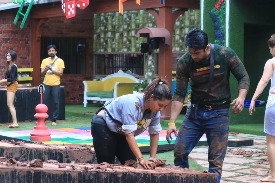 Bigg Boss-13, Day-24: सांप और सीढ़ी के कार्य ने घर में पैदा किया तनाव