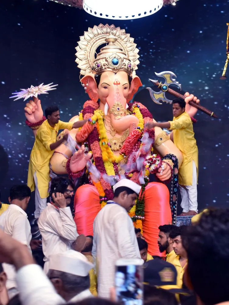 गणेश चतुर्थी शुरू होते ही भक्त लालबागचा राजा पंडाल में पूजा अर्चना करते हैं