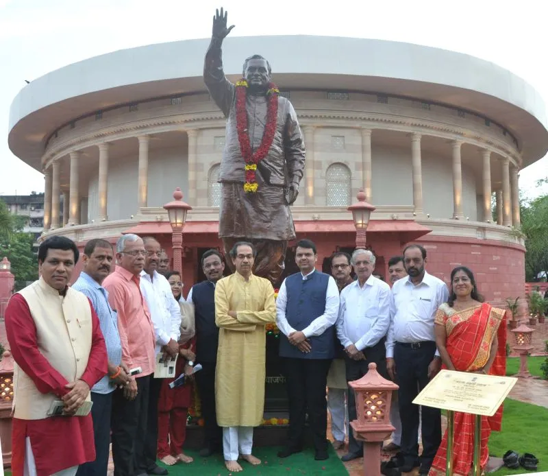 शिवसेना प्रमुख उद्धव ठाकरे के साथ महाराष्ट्र के मुख्यमंत्री देवेंद्र फडणवीस ने मुंबई में अटल स्मृति उद्यान का उद्घाटन किया