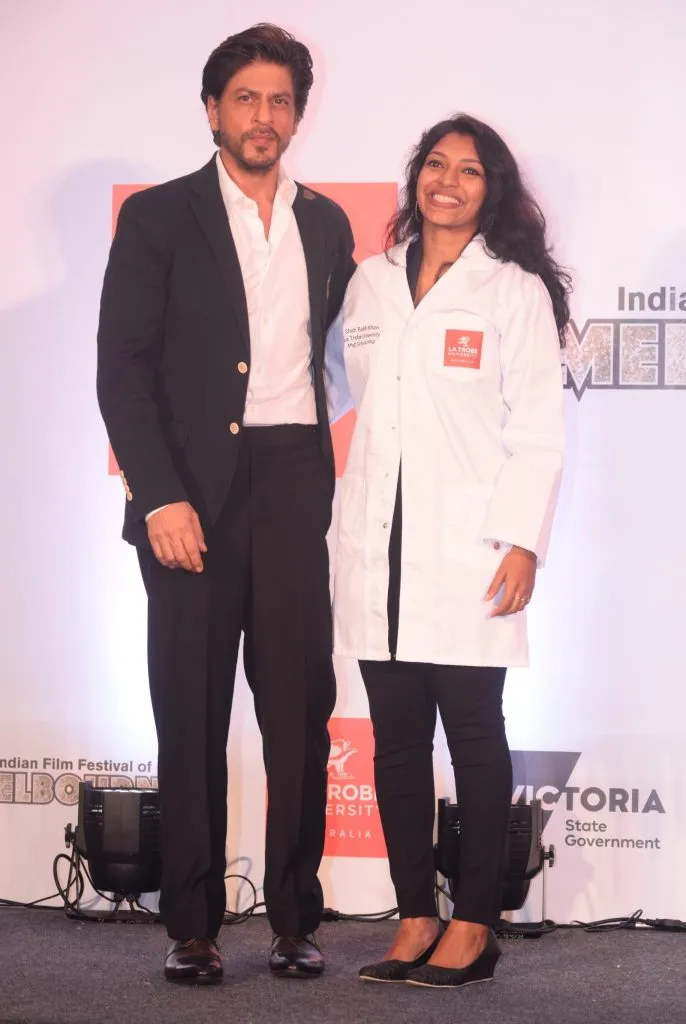 इंडियन फिल्म फेस्टिवल ऑफ़ मेलबोर्न द्वारा आयोजित एक समारोह में सुपरस्टार शाहरुख खान ने केरल के एक युवा महिला शोधकर्ता को अपने नाम पर Ph.D. स्कालरशिप से सम्मानित किया    