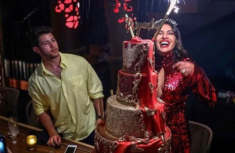 Photos: प्रियंका चोपड़ा ने बर्थडे पर काटा था 3 लाख का केक, जानें क्या है खासियत