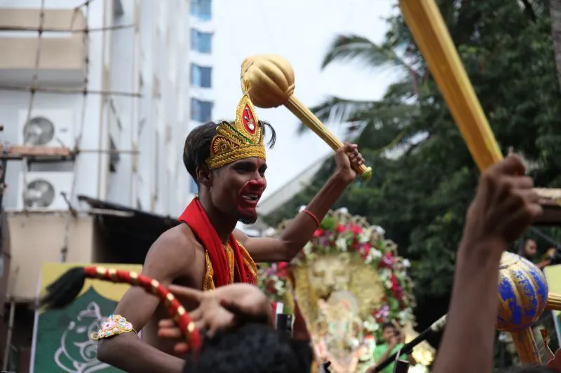 मुंबई में ढोल-नगाड़ों के साथ ‘कोकोनट चा राजा’ को भक्तों ने दी अंतिम विदाई