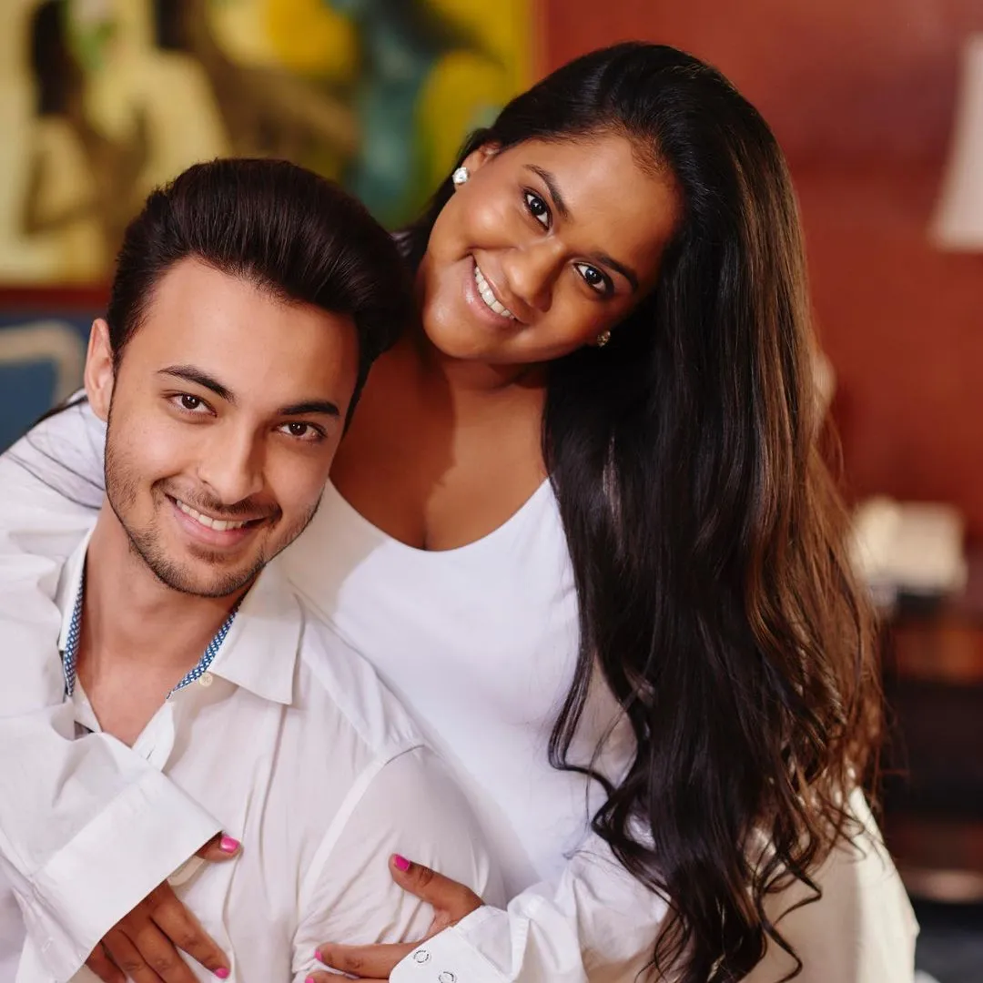 Ayush Sharma share romantic photos with wife Arpita Khan on instagram see  photos | अर्पिता खान-आयुष शर्मा हुए सोशल मीडिया पर रोमांटिक, फैंस उतारने  लगे नजर | Hindi News,