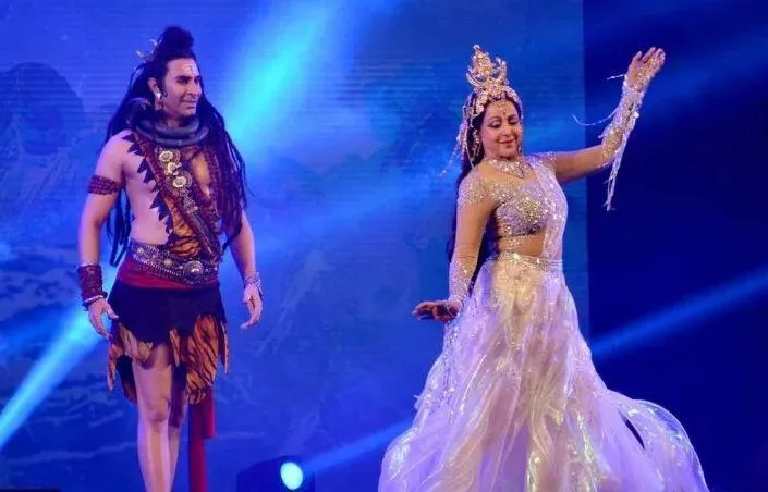 वाराणसी के 15 वें प्रवासी भारतीय दिवस पर हेमा मालिनी और संदीप सोपारकर ने गंगा नृत्य गीत प्रस्तुत किया