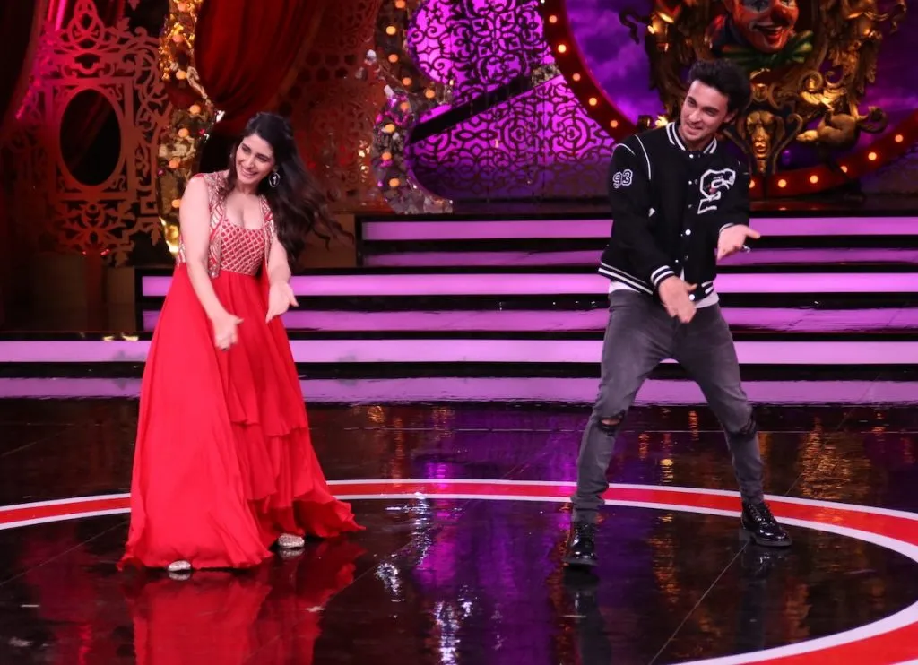 Warina Hussain and Aayush Sharma dancing on Comedy Circus