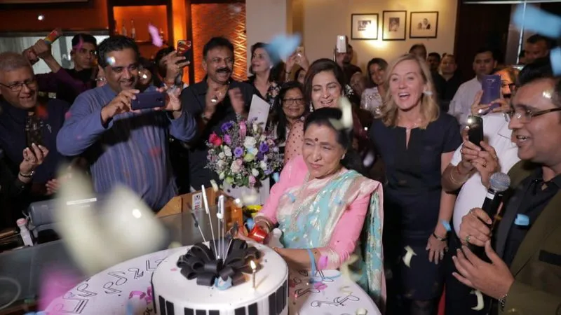 Photos: आशा भोंसले ने दुबई में अपना 86वां जन्मदिन परिवार के साथ मनाया