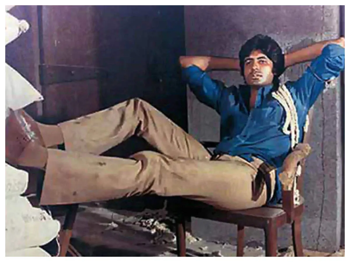 Amitabh Bachchan: Did you know that Amitabh Bachchan's iconic 'knotted shirt'  look in 'Deewar' was actually a tailoring error? | - Times of India