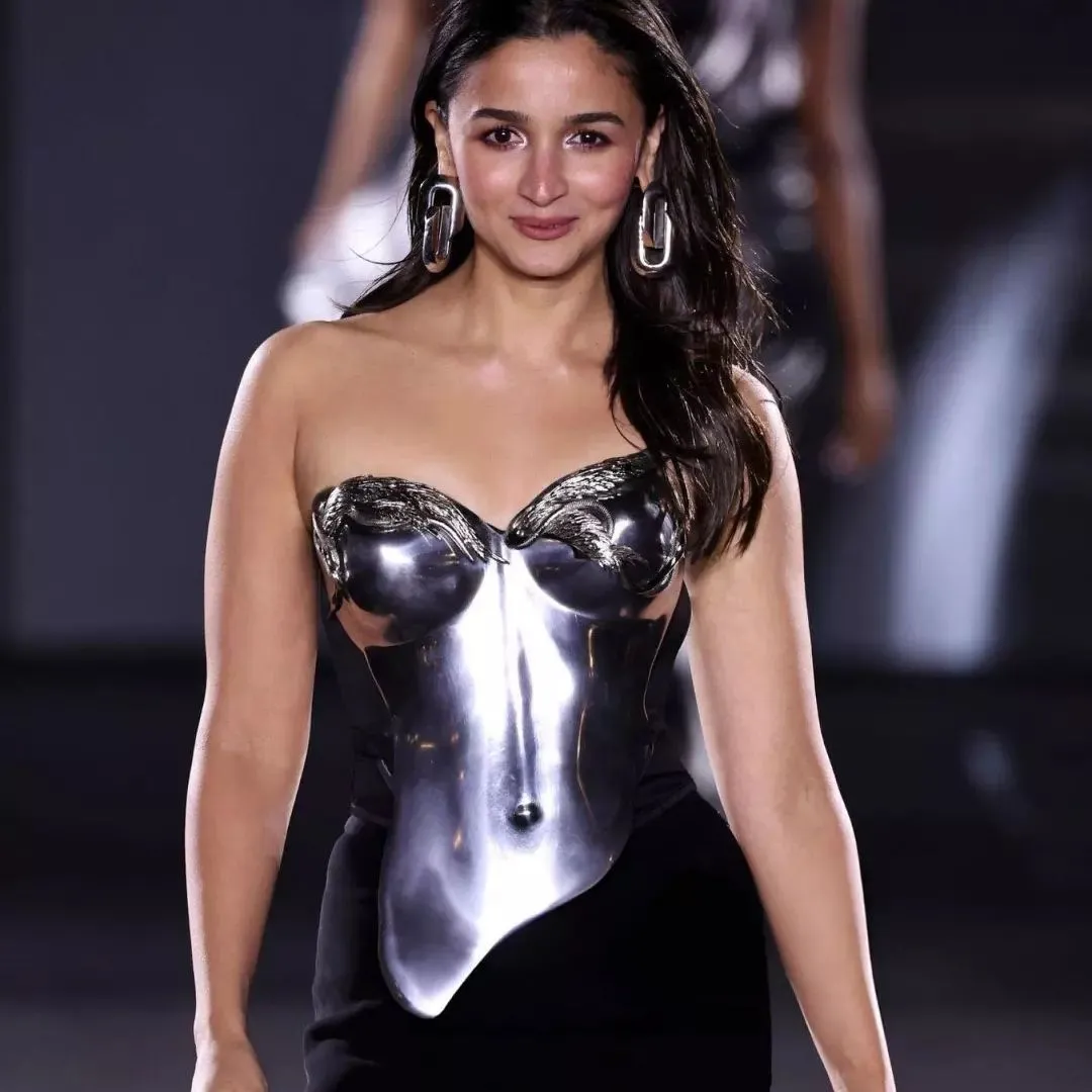 alia bhatt debut in paris fashion week actress looks stunning in metallic  silver dress photo viral | Paris Fashion Week में आलिया भट्ट ने किया  डेब्यू, मैटलिक ड्रेस में राहा की मम्मा