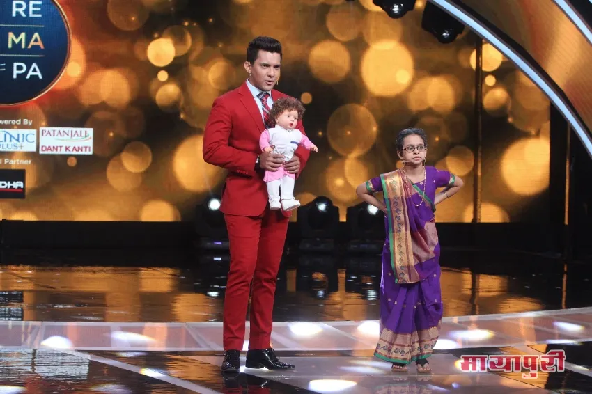 Aditya introduces his son Taisur Aditya Udit Narayan to his father on SRGMP