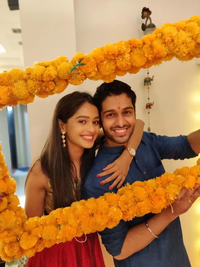 सिबलिंग्स डे के अवसर पर, ज़ी टीवी के अभिनेता अपने भाई बहन¨ के साथ अपनी याद¨क¨ साझा कर रहे हैं