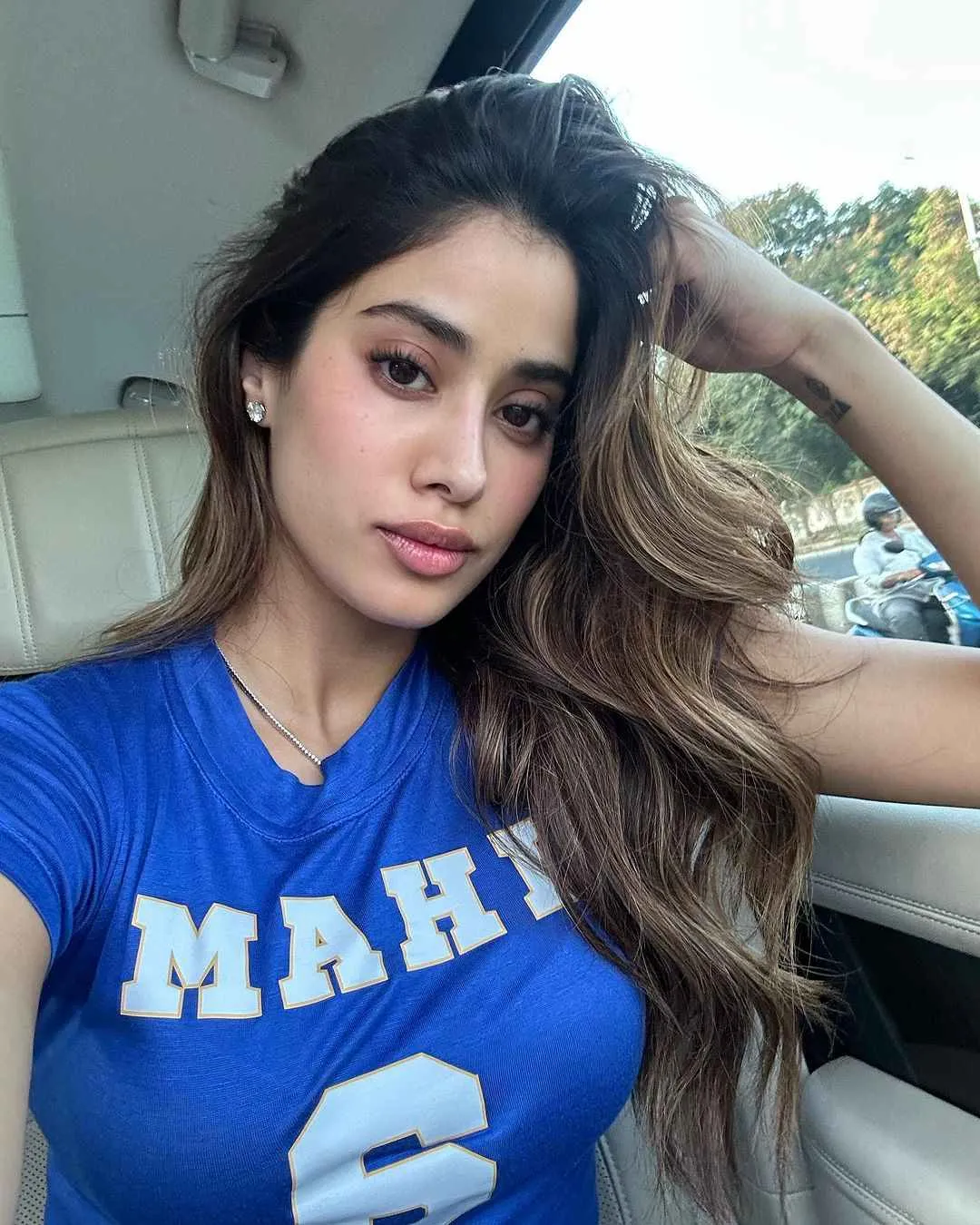 Janhvi Kapoor looks gorgeous in casual wear actress promotes new film mr  and mrs mahi with IPL Match | Janhvi Kapoor: बड़ी-बड़ी आंखें, खुली  जुल्फें...'माही' की टी-शर्ट पहन IPL मैच देखने पहुंचीं