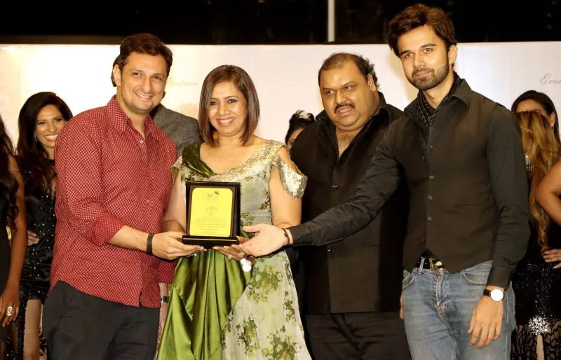 सेलेब्स ने मिस और मिसेज टियारा इंडिया के सेमीफाइनल में ठाणे के लैंडमार्क कार्स में शिरकत की 