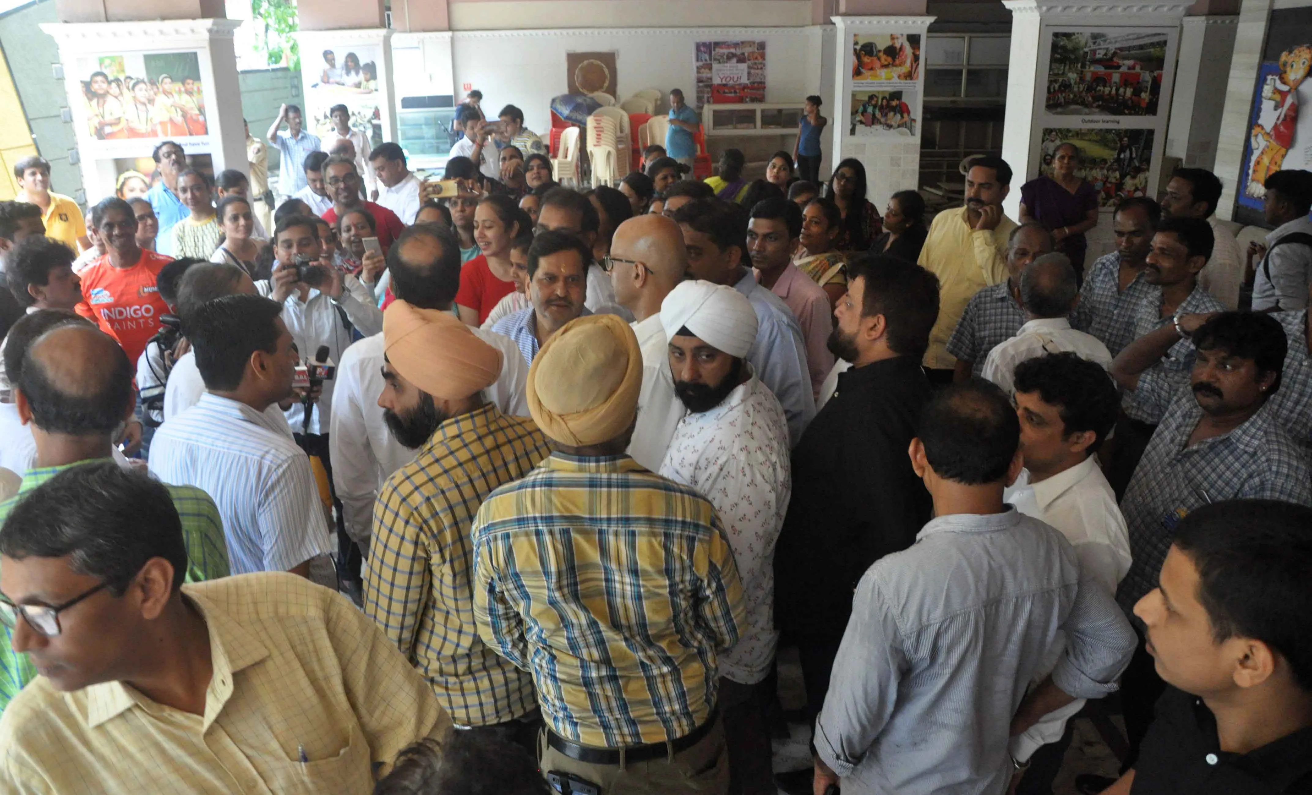 बॉम्बे कैंब्रिज इंटरनेशनल स्कूल के बाहर बीजेपी अध्यक्ष मंगल प्रभात लोढा पार्टी और कार्यकर्ताओं ने किया प्रदर्शन