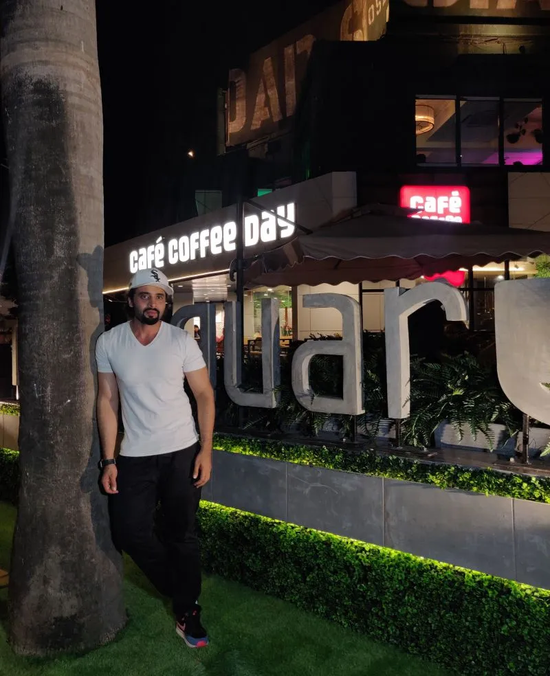 जैकी भगनानी ने मुंबई के कार्टर रोड बांद्रा में लॉन्च किया कैफे कॉफी डे स्क्वायर