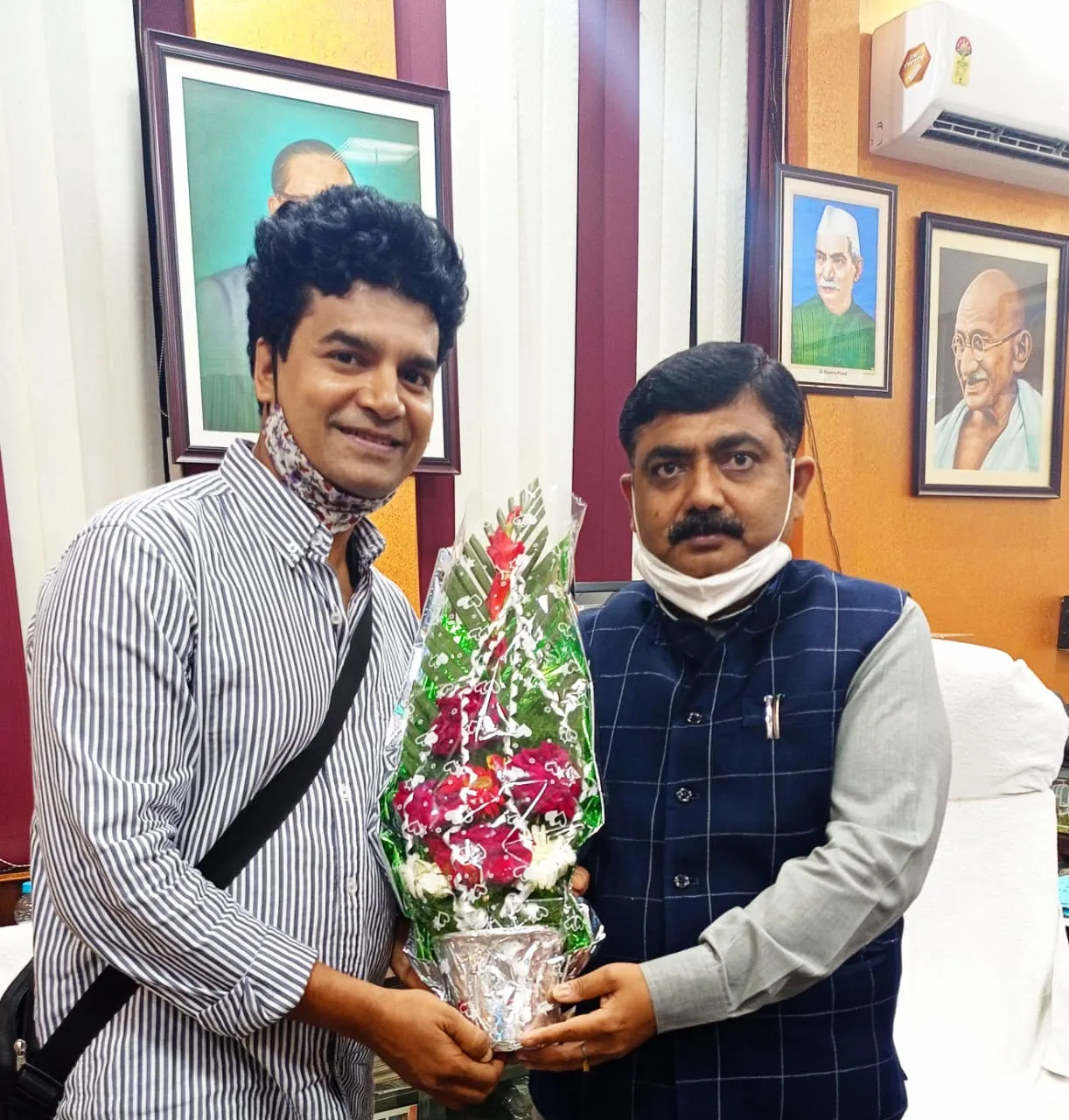 बिहार के आर्ट एंड कल्चर मिनिस्टर डा. आलोक रंजन झा से मिले अभिनेता राजन कुमार