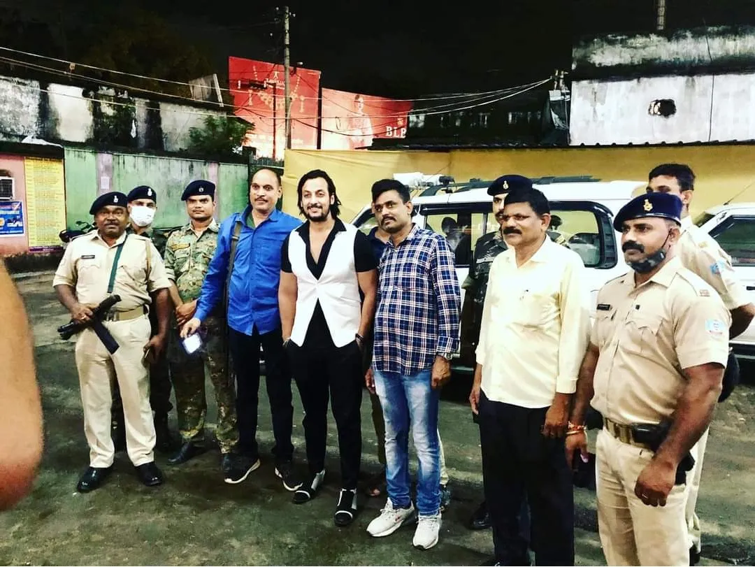 अभिनेता जावेद पठान का धनबाद की गलियों से सिल्वर स्क्रीन और बॉलीबुड तक का सफर, प्रीमियर पर जन्मदिन भी धूमधाम से मनाया गया |