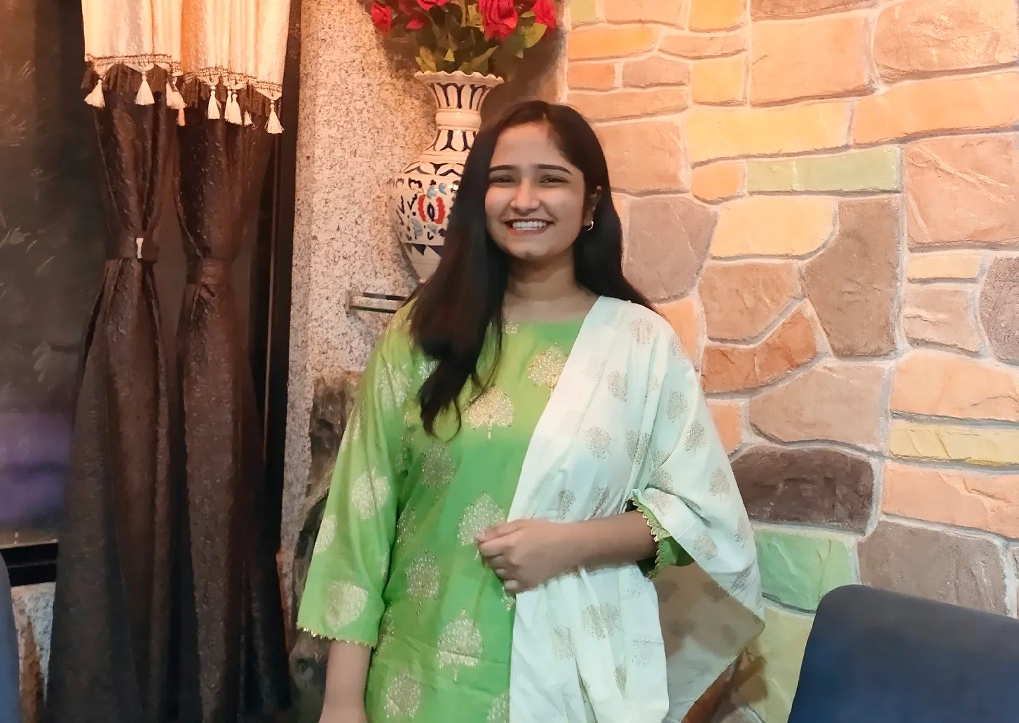 गुजरात के पूर्व सीनियर सिविल जज की बेटी चांदनी वेगड़ बतौर गायिका बॉलीवुड में!