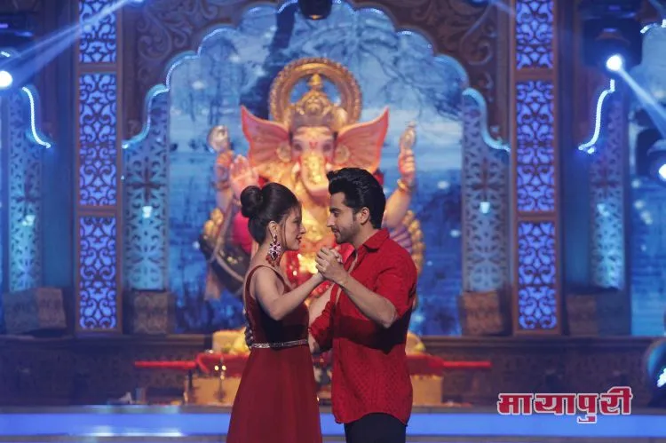 Dheeraj Dhoopar and Shradha Arya performing on the romnatic number 