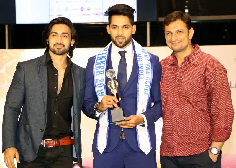 सेलेब्स ने मिस और मिसेज टियारा इंडिया के सेमीफाइनल में ठाणे के लैंडमार्क कार्स में शिरकत की 
