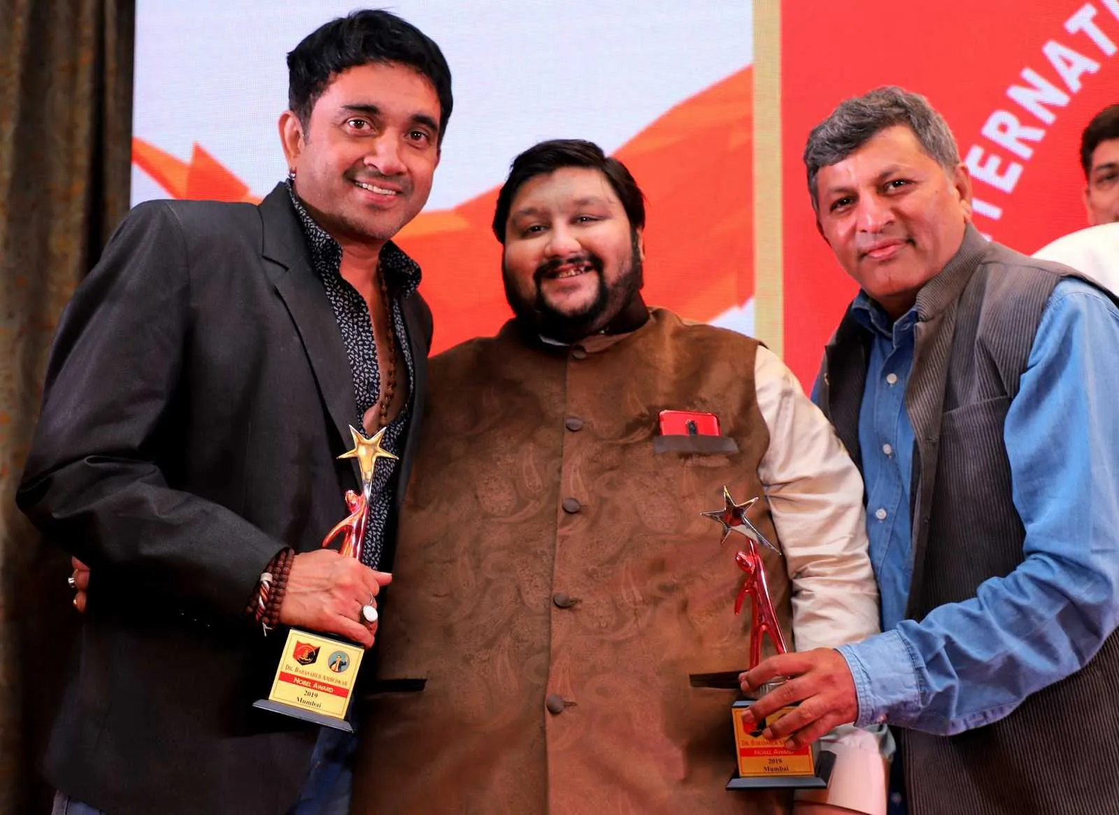 मनोज नाथवानी निर्देशक, जीत उपेंद्र को फिल्म बेटियों की बल्ले बल्ले के लिये डॉ बाबासाहेब अम्बेडकर नोबेल पुरस्कार से सन्मानित किया गया