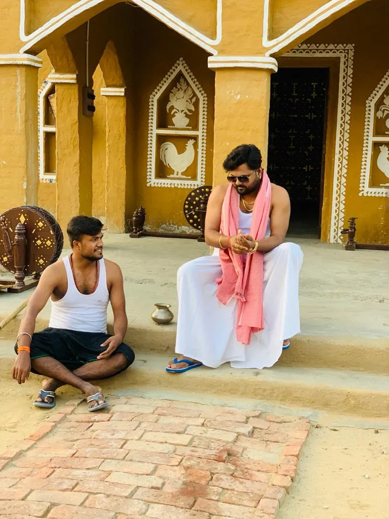 गोविंदा-शिल्पा शेट्टी के गीत "एक चुम्मा तू मुझको उधार दे दे" से क्यों तुलना हो रही है समर सिंह के नए गीत ‘भैंस बेचके चुम्मा लेंगे’ की?