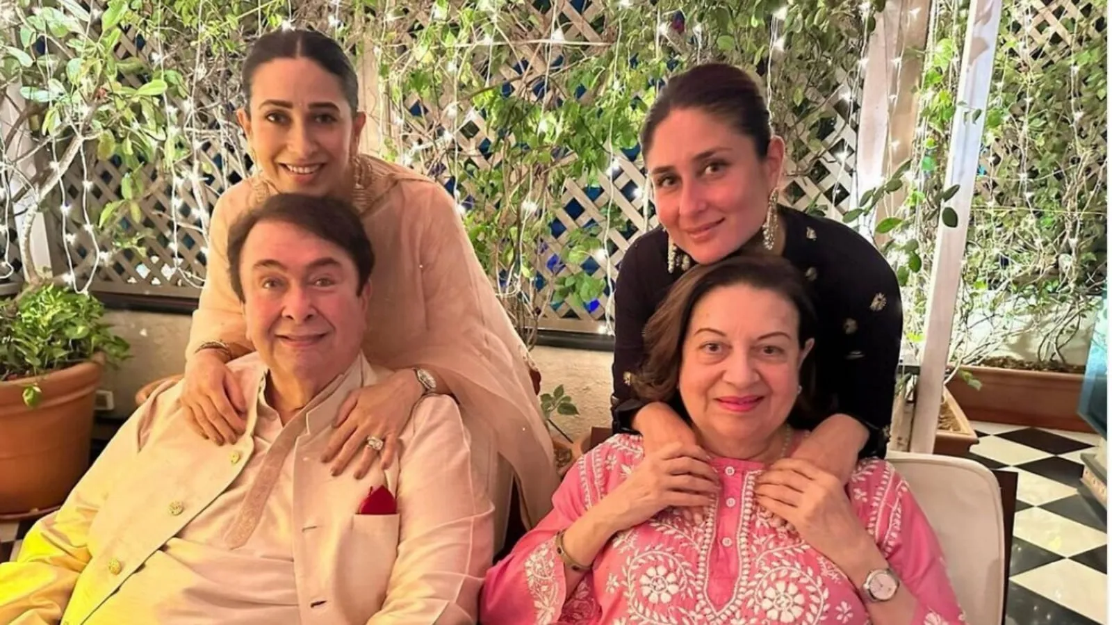 Kareena Kapoor, Karisma pose with parents Randhir and Babita on Diwali |  Bollywood - Hindustan Times