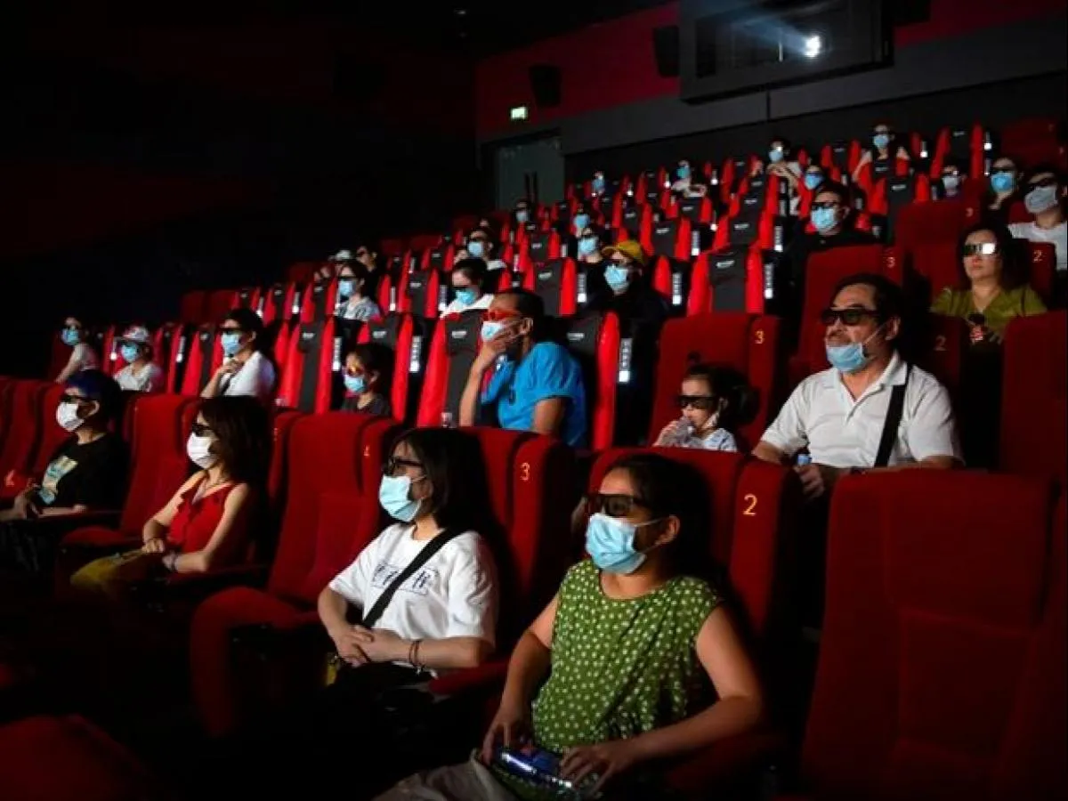 आज से सिनेमा-घरों में एक सीट खाली छोड़कर बैठने की ज़रुरत नहीं पड़ेगी
