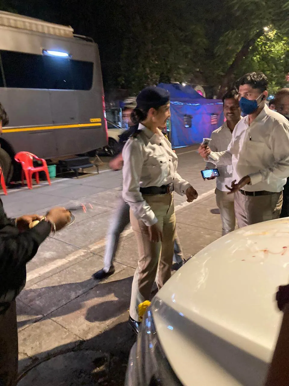 दशहरा के मौके पर जैकलीन फर्नांडीज ने अपने स्टाफ मेंबर को गिफ्ट की कार!